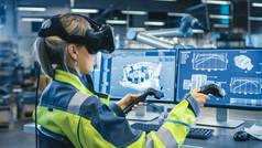 工厂：女工业工程师头戴虚拟现实耳机，手持控制器，在CAD软件中使用VR技术进行工业设计、开发和原型设计.
