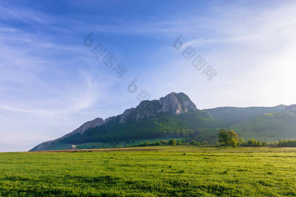 日出时，田里的岩石形成了。 山中<strong>美丽</strong>的乡村<strong>风景</strong>。 <strong>春天美丽</strong>的<strong>风景</strong>。 蓝天上的云。 山上的森林