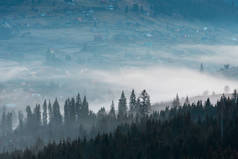 乌克兰喀尔巴阡山高原的早春风景，雪盖山脊.