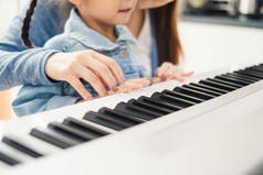 亚洲年轻钢琴师老师教女生弹钢琴，音乐教育理念