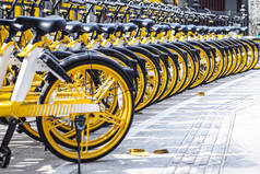 2019年12月，广州的中国出租自行车在主要街道上被发现，为公众提供服务，并从一个地区连接到另一个地区。 公众停车场内的单车泊车标志