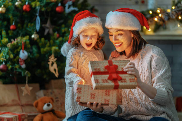 圣诞快乐,节日快乐!用魔法礼品盒爱<strong>家人</strong>的母亲和孩子.