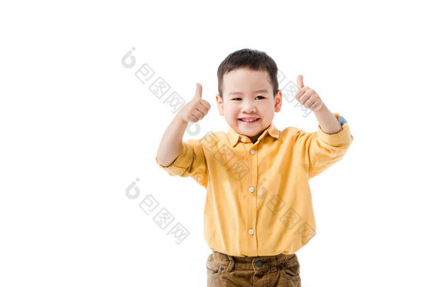 快乐的亚洲小男孩在白雪公主身上露出大拇指
