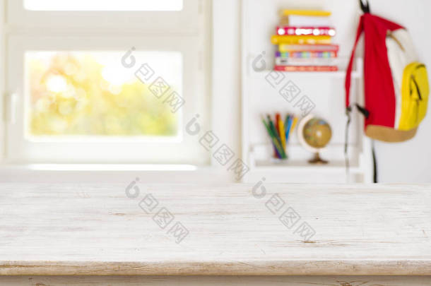 在<strong>初中</strong>的小学生室内背景模糊的木桌