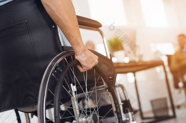 一个残疾人坐在轮椅上.