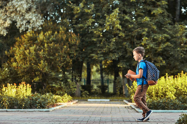 这孩子去上学。男孩男孩上学在莫