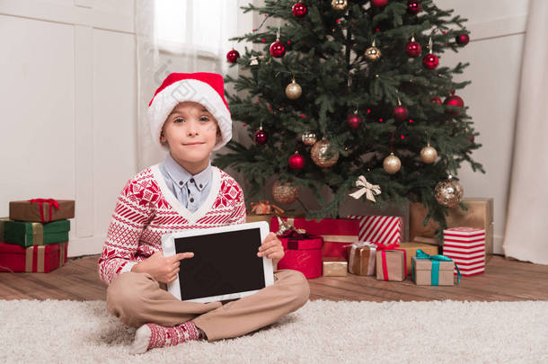 圣诞老人的帽子，拿着平板电脑的<strong>男孩</strong>
