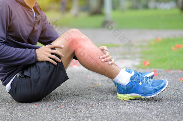 年轻的健身男子抱着他的<strong>运动</strong>腿受伤, 肌肉在训练中疼痛。亚洲跑步者在夏季外出跑步和锻炼后有小腿疼痛和问题
