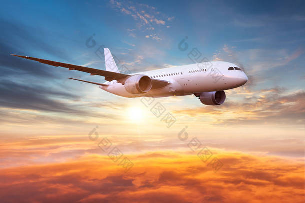 巨大的两层乘客商用飞机在日落时飞越云层上空。快速旅行、节假日和商务的概念.