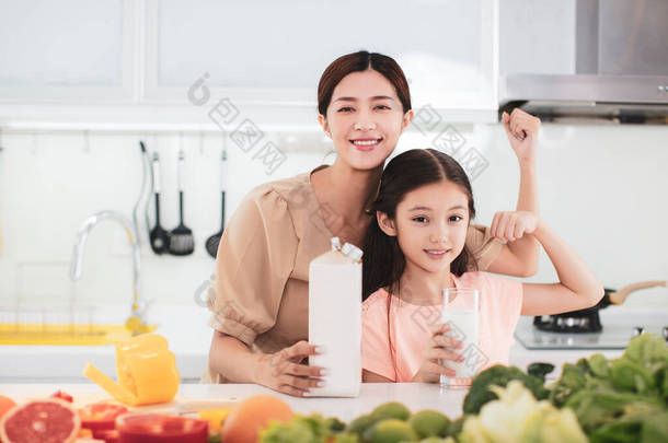 妈妈和孩子在厨房喝牛奶