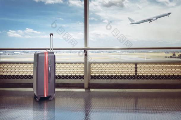机场候机大厅的行李箱、飞机背景、暑假概念、旅客行李箱等。.