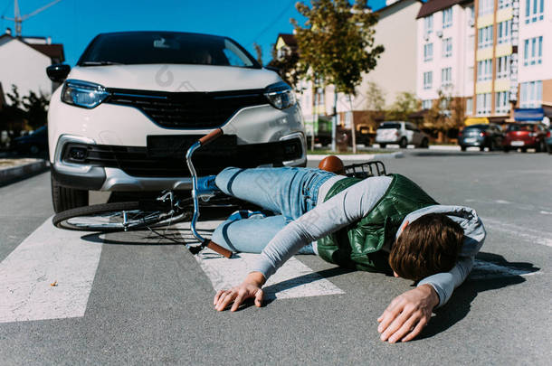 男<strong>自行车</strong>骑手在路上被车撞, 车祸概念