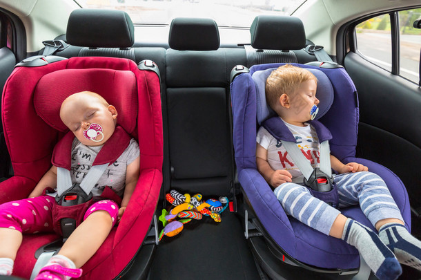 男孩女孩双胞胎在汽车安全<strong>座椅</strong>