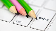 笔记本电脑键盘上的铅笔、在线学习、教育、电子学习或教学理念。网页横幅，特写.