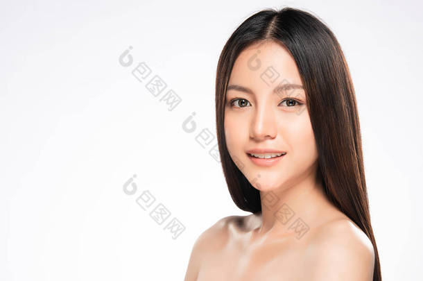 年轻美丽的亚洲<strong>女人</strong>,有着干净新鲜的皮肤.美女脸蛋的护理。面部治疗。化妆品、美容美发和温泉.