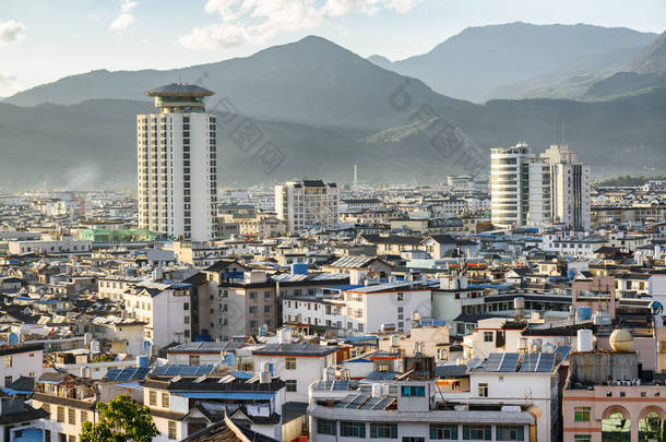 从空中俯瞰中国丽江.绝妙的山在背景上是看得见的.令人惊奇的城市景观。丽江是亚洲最受欢迎的旅游胜地.