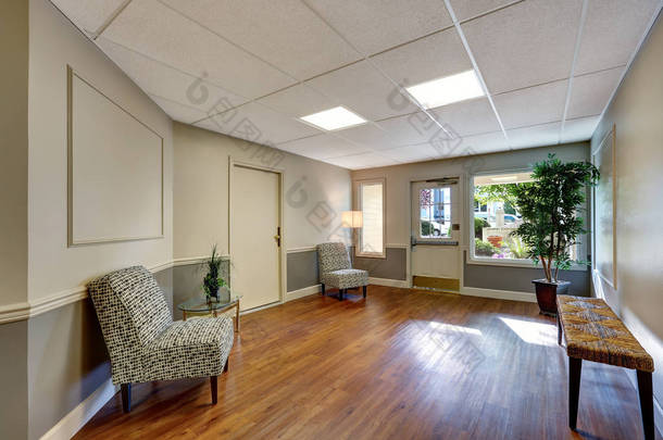 高考房硬木地板。公寓楼室内