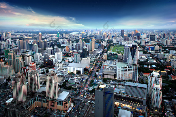 在夜间的摩天大楼在曼谷城市查看