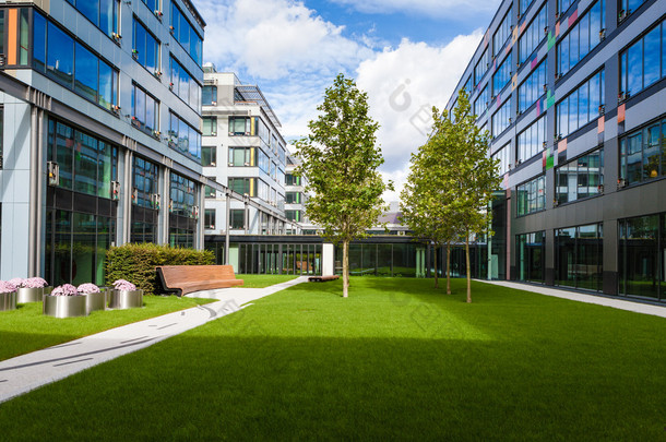 现代的办公<strong>园区</strong>，与绿色的草坪、 树木和长凳