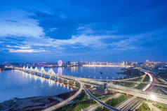 在夜幕降临上海互通式立交桥和高架的路