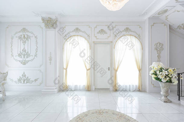 华丽的皇家豪华<strong>内饰</strong>，巴洛克<strong>风格</strong>。非常明亮，明亮和白色的大厅与昂贵的老式家具。墙上的大窗户和粉刷装饰品