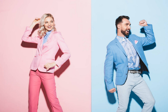 笑着的女人和英俊的男人在粉色和蓝色背景上