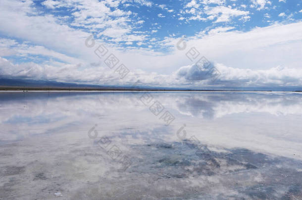 青海省卡卡盐湖秀丽壮观的风景