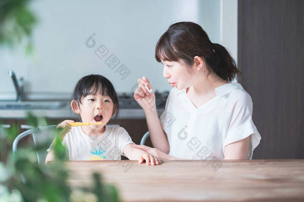 亚洲的年轻妈妈和女儿在房间里<strong>刷牙</strong>