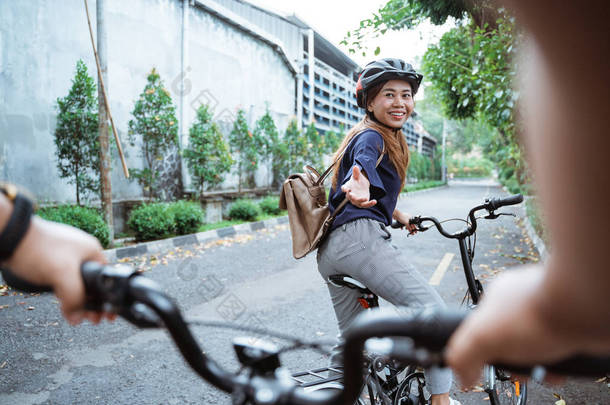 3.年轻女子<strong>准备</strong>骑自行车去帮助她的朋友们