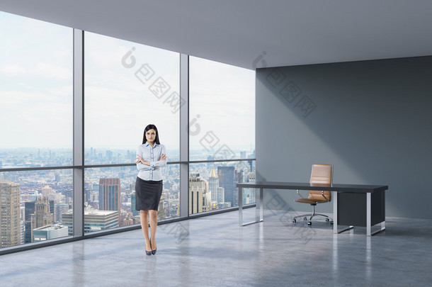 布鲁内特<strong>商务女士</strong>在工作场所在现代角落全景办公室在纽约，曼哈顿的全长。金融咨询服务的概念.