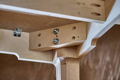 写字台的构建过程。生产木制家具。家具制造。特写