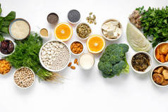 素食者的钙来源。健康食品清洁饮食: 水果, 蔬菜, 种子, 超级食品, 叶菜在白色背景上查看