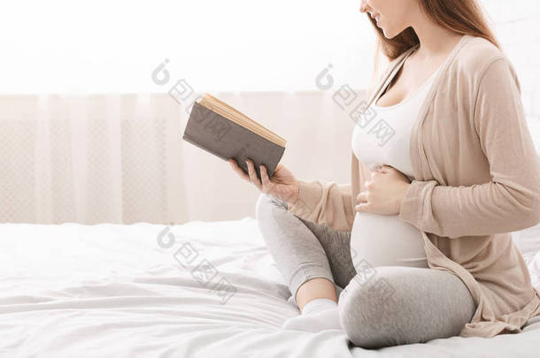 美丽的孕妇在床上<strong>读书</strong>