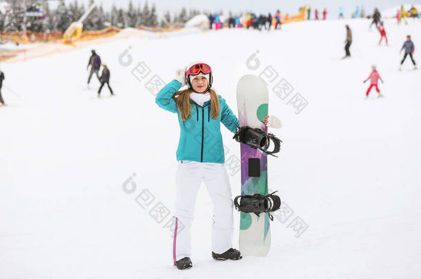 冬季度假村带滑雪板的运动女子