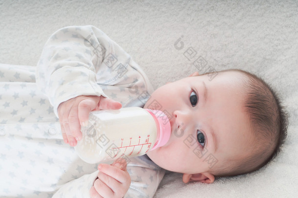 小男孩从瓶在家里喝牛奶