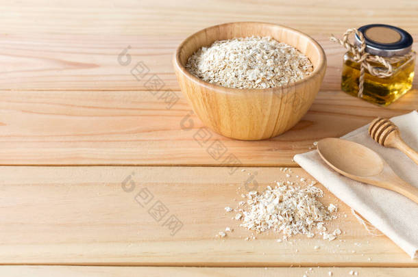 <strong>健康</strong>食品概念。燕麦片放在旧桌子上的木制碗里，背景音乐柔和，光线透亮.