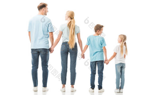 后视图的家庭站在牛仔裤和手在白色隔离