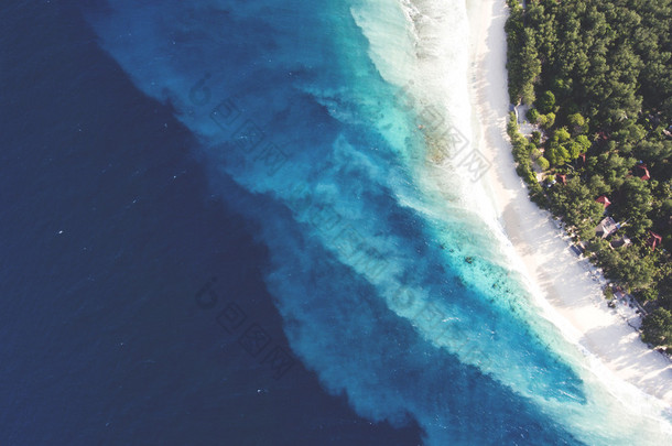 顶视图空中无人机照片的令人惊叹的彩色的海海滩与结晶水。令人难以置信的美丽的蓝色海洋会见粉白色海滨 