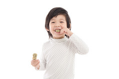 可爱的亚洲孩子吃日式甜品