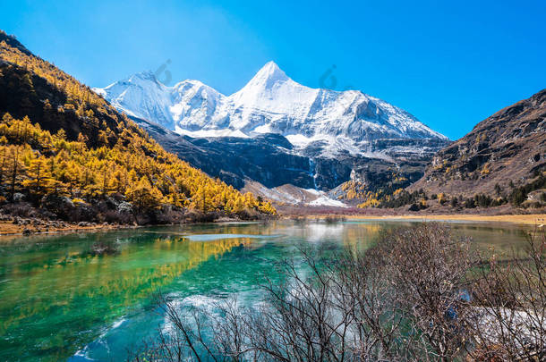 四川道成码雪山自然<strong>景</strong>观图像