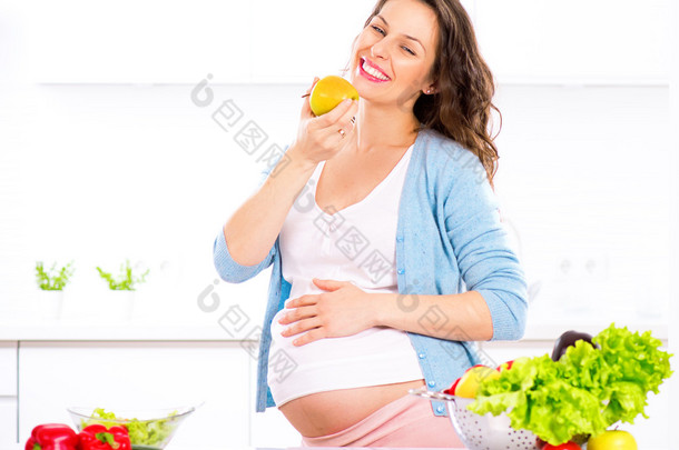 年轻孕妇吃苹果.