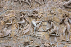 20世纪乌斯尔时代的舞蹈演员在修复俄罗斯阿纳帕的老酒店建筑外立面时, 保留了一个古老的浮雕。建筑立面上的古代浮雕