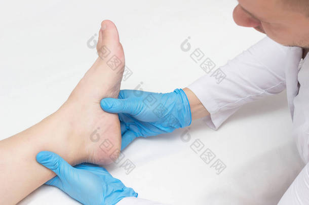 医生用脚后跟刺检查病人的腿, 脚痛, 白色背景, 特写, 足底筋膜炎