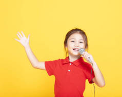 快乐的小女孩唱黄色背景