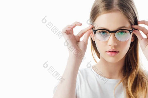 全景拍摄的严重少女触摸眼镜,看着相机隔离在白色