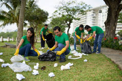 亚洲志愿者组捡垃圾进大垃圾袋