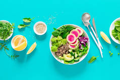 素食饭碗，配上桂皮、黄瓜、绿豆、萝卜、罗密欧和红菜、鳄梨、菠菜和牛油菜沙拉、健康饮食、素食理念、蔬菜排毒和抗氧化食品
