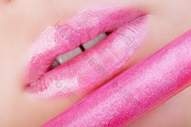 粉红色的闪光的嘴唇.