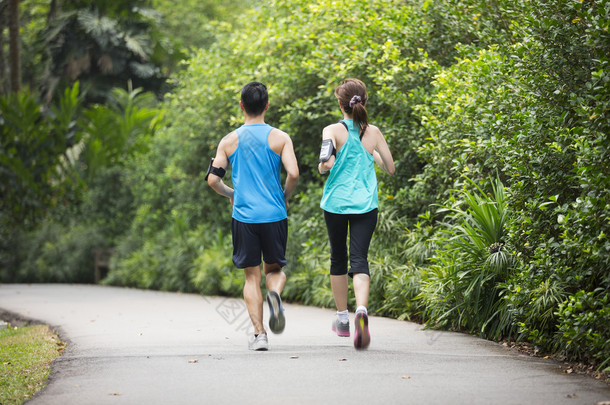 亚洲男人和女人户外跑步
