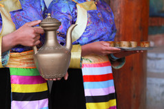 藏族妇女服务传统风格奶茶、 香格里拉、 ch